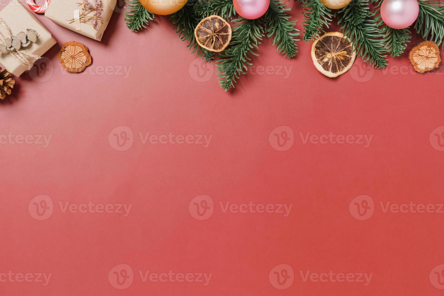 minimale kreative flache Lage von traditioneller Weihnachtskomposition und Neujahrsferienzeit. Draufsicht Winterweihnachtsdekorationen auf rotem Hintergrund mit Leerzeichen für Text. Raumfotografie kopieren. foto