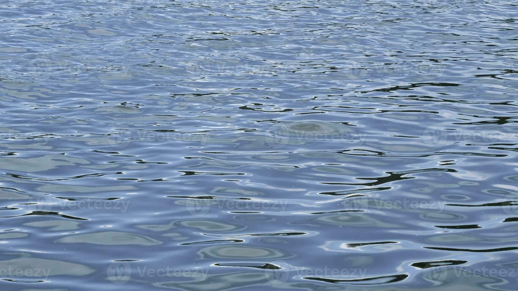 Nahansicht von schön Wellen auf Blau Wasser. Konzept. Blau Wellen auf Oberfläche von Meer Wasser. Betrachtung von Blau Farben von Himmel auf Oberfläche von Wasser Wellen foto