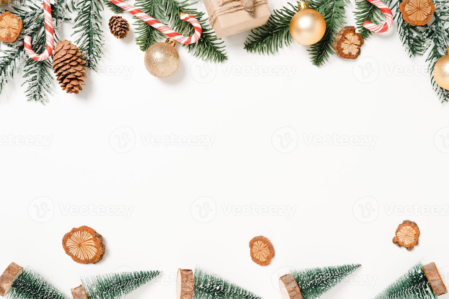 minimale kreative flache Lage von traditioneller Weihnachtskomposition und Neujahrsferienzeit. Draufsicht Winterweihnachtsdekorationen auf weißem Hintergrund mit Leerzeichen für Text. Raumfotografie kopieren. foto