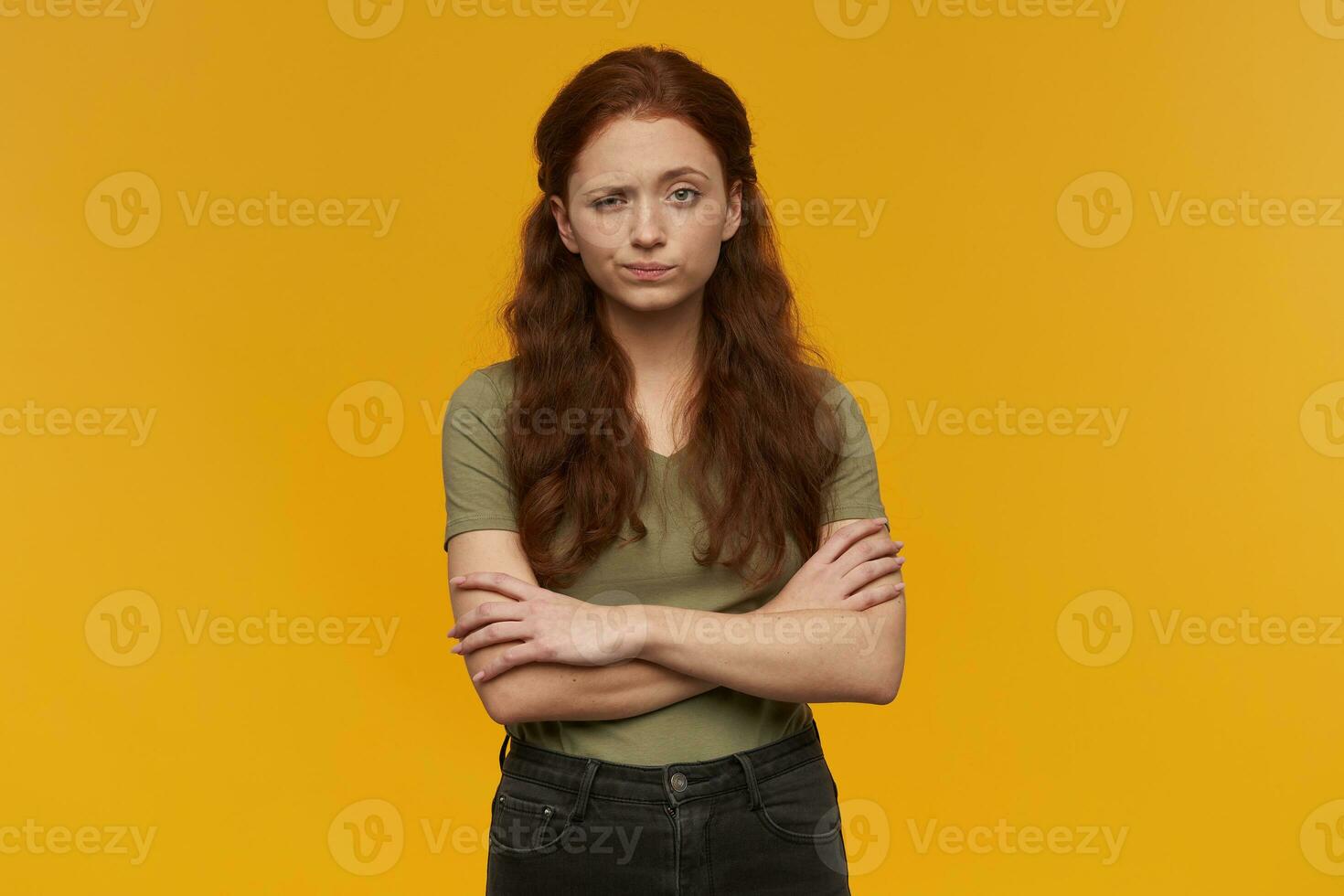 Mädchen Stehen Über Gelb Hintergrund foto