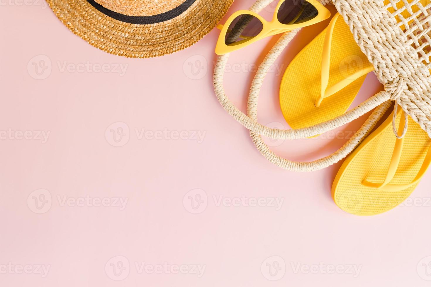 kreatives flaches Laienfoto von Reiseferienfrühling oder tropischer Sommermode. Top View Strandzubehör auf pastellrosa Farbhintergrund mit Leerzeichen für Text. Draufsicht Kopie Raum Fotografie. foto