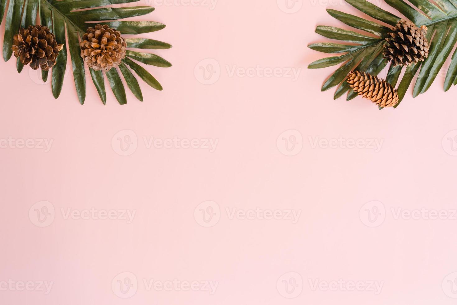 kreatives flaches Laienfoto von Reiseferienfrühling oder tropischer Sommermode. Top View Strandzubehör auf pastellrosa Farbhintergrund mit Leerzeichen für Text. Draufsicht Kopie Raum Fotografie. foto