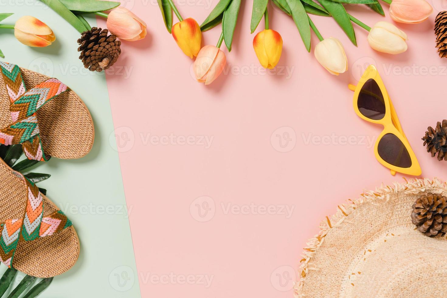 Kreative flache Lage des Reiseurlaubs Frühling oder Sommer tropische Mode. Top View Strandzubehör auf pastellgrünem rosa Hintergrund mit Leerzeichen für Text. Draufsicht Kopie Raum Fotografie. foto