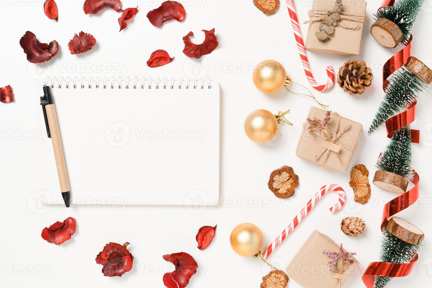 minimale kreative flache Lage der traditionellen Winterweihnachtskomposition und der Neujahrsferienzeit. Ansicht von oben offenes Mockup schwarzes Notebook für Text auf weißem Hintergrund. Mock-up und kopieren Sie Raumfotografie. foto