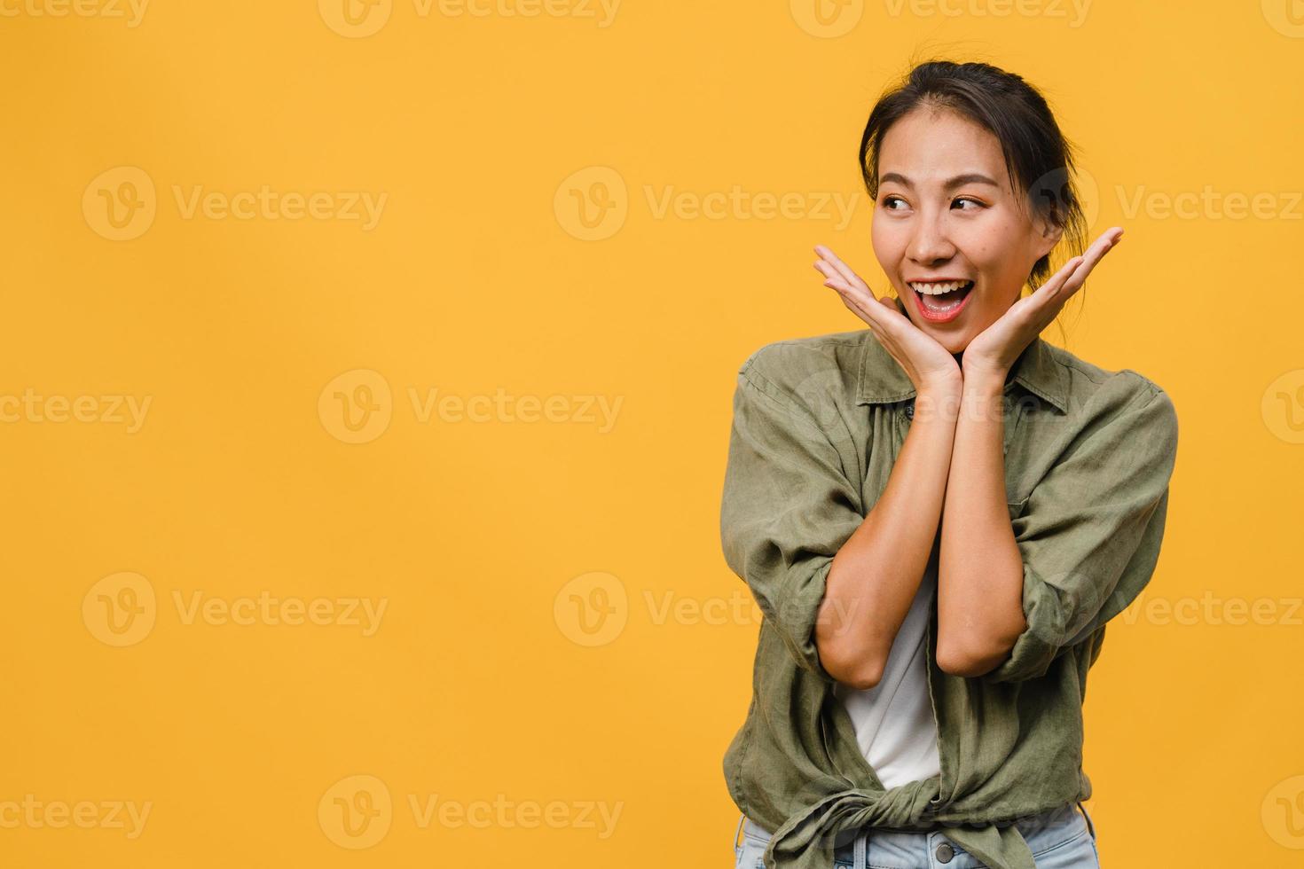 Porträt der jungen asiatischen Dame mit positivem Ausdruck, breit lächeln, in Freizeitkleidung auf gelbem Hintergrund gekleidet. glückliche entzückende frohe frau freut sich über erfolg. Gesichtsausdruck Konzept. foto