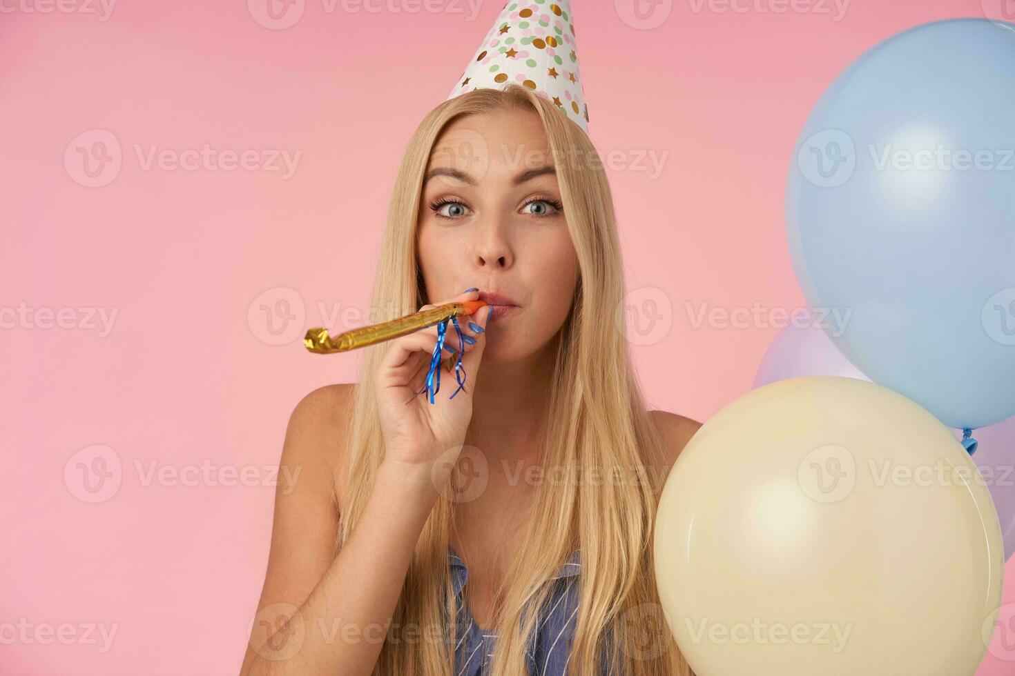 Innen- Foto von positiv lange behaart blond weiblich feiern Urlaub mit Party Outfit, posieren mit mehrfarbig Luft Luftballons Über Rosa Hintergrund. Menschen, Unterhaltung und Urlaub Attribute