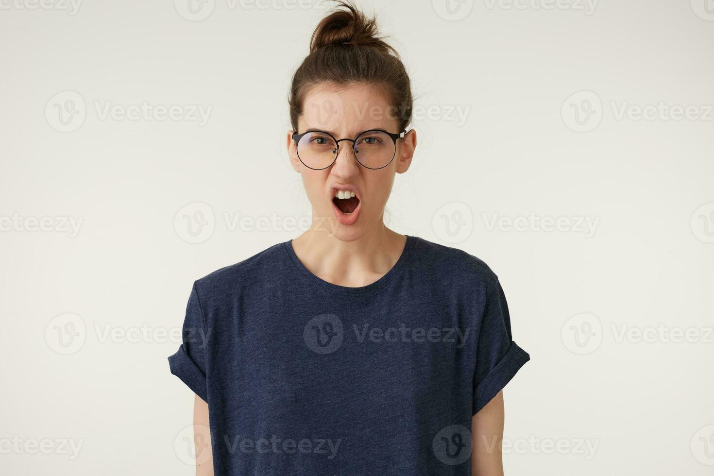 wütend, wütend Frau im Brille mit mürrisch Grimasse auf ihr Gesicht, mit Mund geöffnet im schreien, bereit zu streiten und schwören, will zu dazugewinnen respektieren, Show Stärke, isoliert Über Weiß Hintergrund foto
