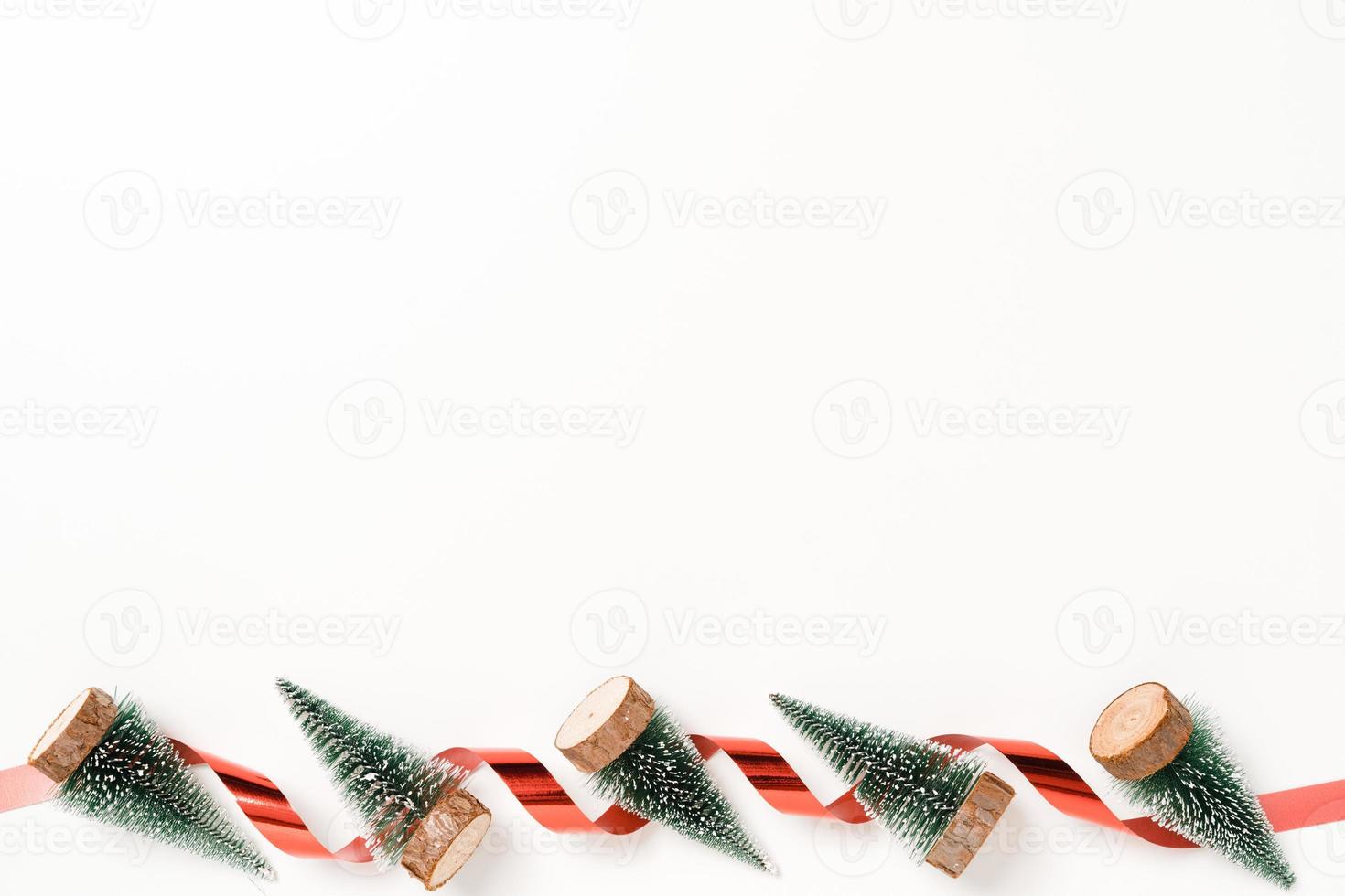 minimale kreative flache Lage von traditioneller Weihnachtskomposition und Neujahrsferienzeit. Draufsicht Winterweihnachtsdekorationen auf weißem Hintergrund mit Leerzeichen für Text. Raumfotografie kopieren. foto