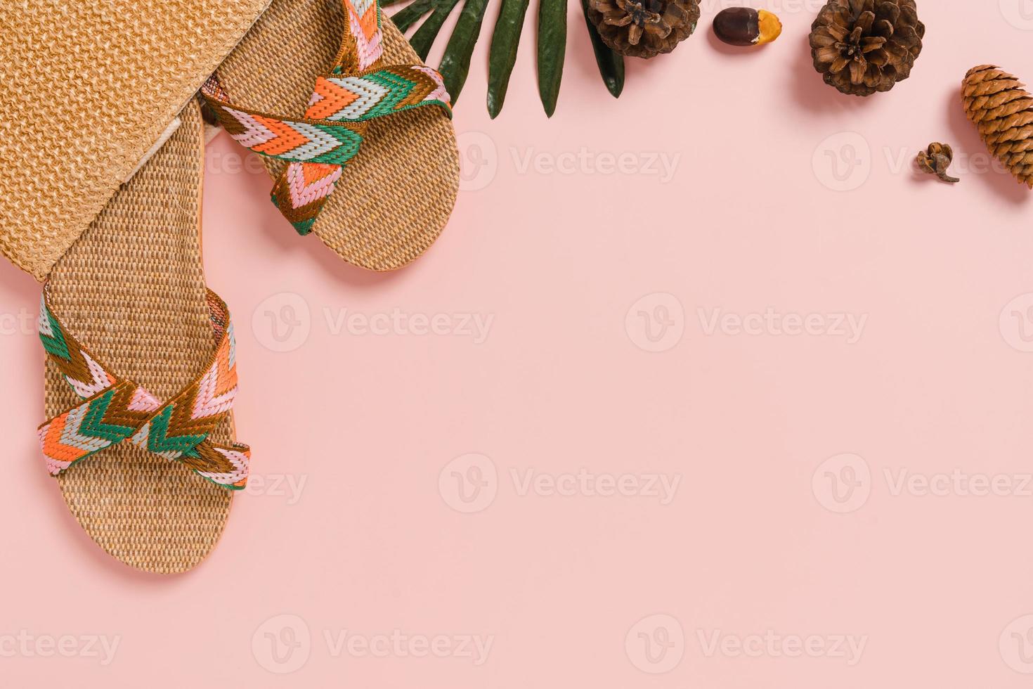 kreatives flaches Laienfoto von Reiseferienfrühling oder tropischer Sommermode. Top View Strandzubehör auf pastellrosa Farbhintergrund mit Leerzeichen für Text. Draufsicht Kopie Raum Fotografie. foto