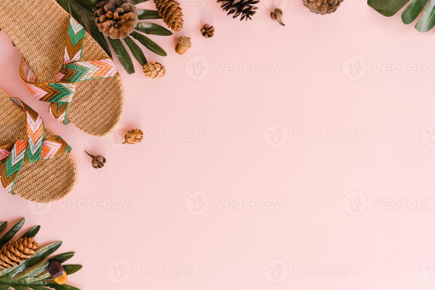 kreatives flaches Laienfoto von Reiseferienfrühling oder tropischer Sommermode. Top View Strandzubehör auf pastellrosa Farbhintergrund mit Leerzeichen für Text. Draufsicht Kopie Raum Fotografie. foto