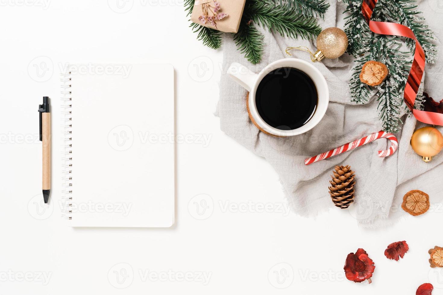 minimale kreative flache Lage der traditionellen Winterweihnachtskomposition und der Neujahrsferienzeit. Ansicht von oben offenes Mockup schwarzes Notebook für Text auf weißem Hintergrund. Mock-up und kopieren Sie Raumfotografie. foto