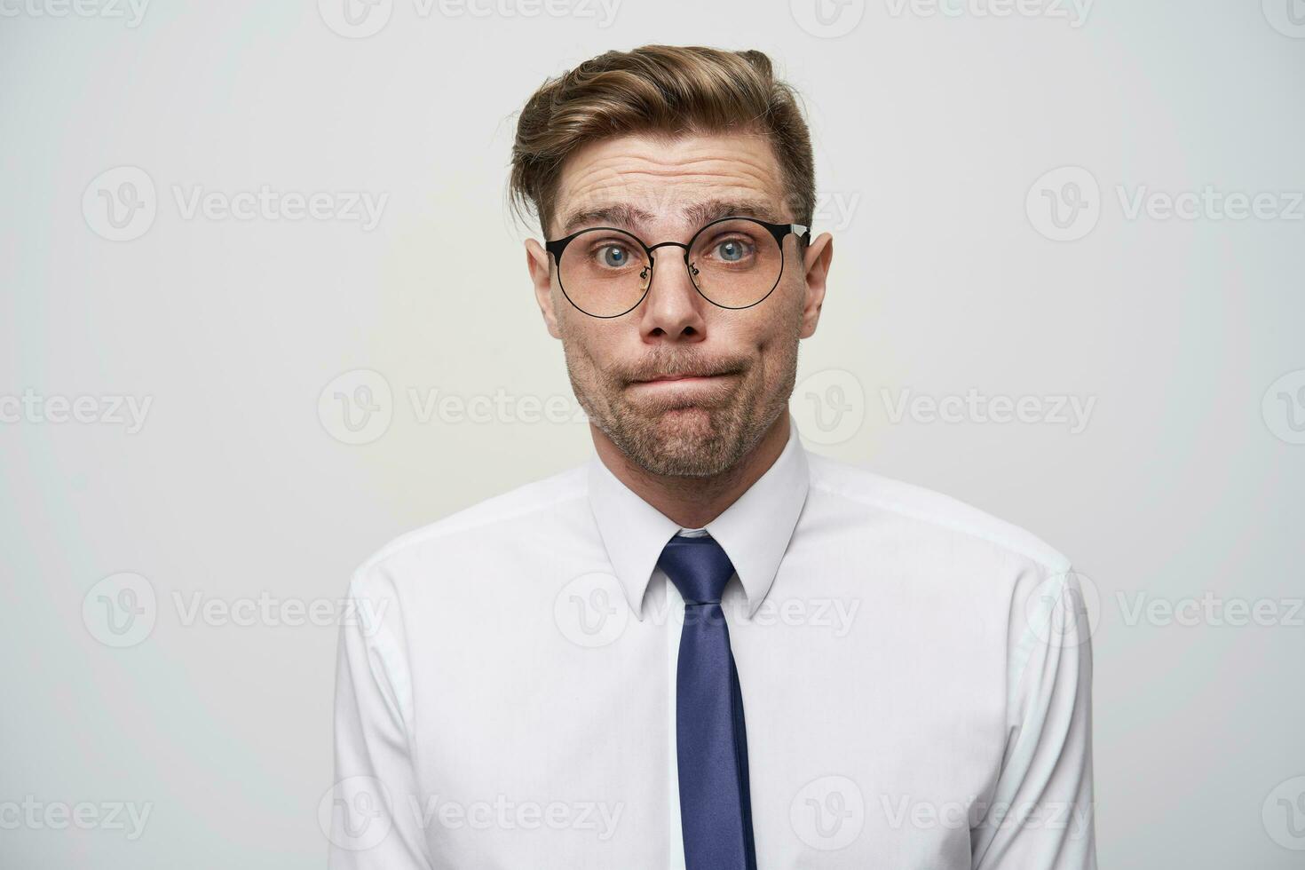 Manager im ein Stupor, tut nicht kennt Was zu Antworten oder beraten, Lippen sind gebeutelt, suchen durch seine Gläser, verwirrt überrascht, können nicht tun irgendetwas, grübelt foto