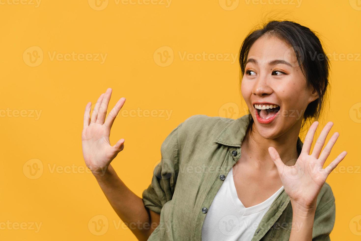 junge asiatische dame fühlen sich glücklich mit positivem ausdruck, freudige überraschung funky, gekleidet in lässiges tuch einzeln auf gelbem hintergrund. glückliche entzückende frohe frau freut sich über erfolg. Gesichtsausdruck. foto