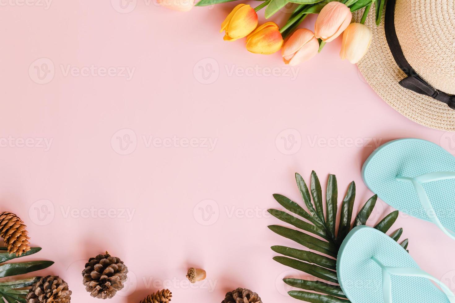 kreatives flaches Laienfoto von Reiseferienfrühling oder tropischer Sommermode. Top View Strandzubehör auf pastellrosa Farbhintergrund mit Leerzeichen für Text. Draufsicht Kopie Raum Fotografie. foto