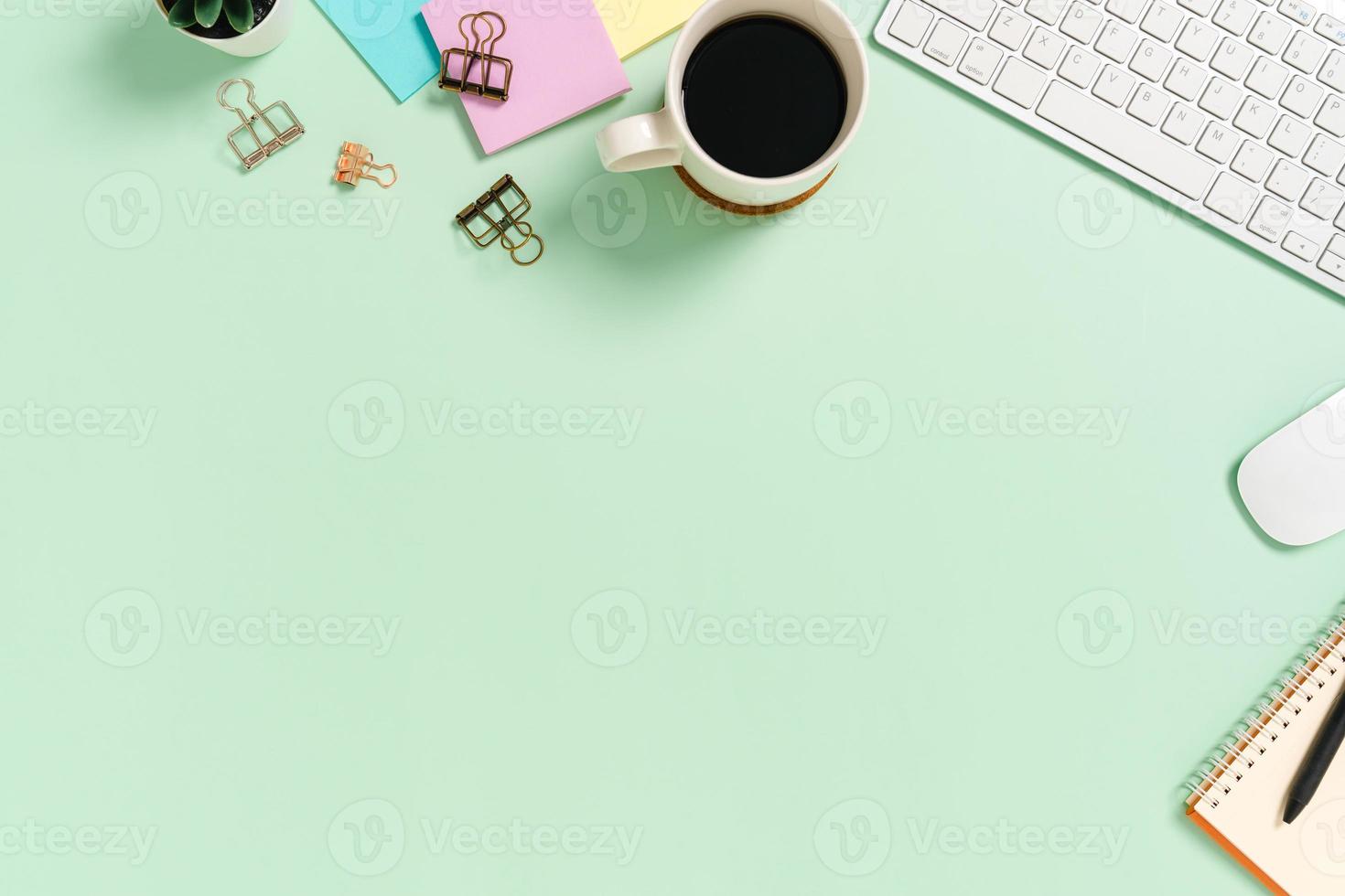 minimaler arbeitsplatz - kreatives flaches foto des arbeitsplatzes. Schreibtisch von oben mit Tastatur und Maus auf pastellgrünem Hintergrund. Draufsicht mit Kopienraum, Flachfotografie.