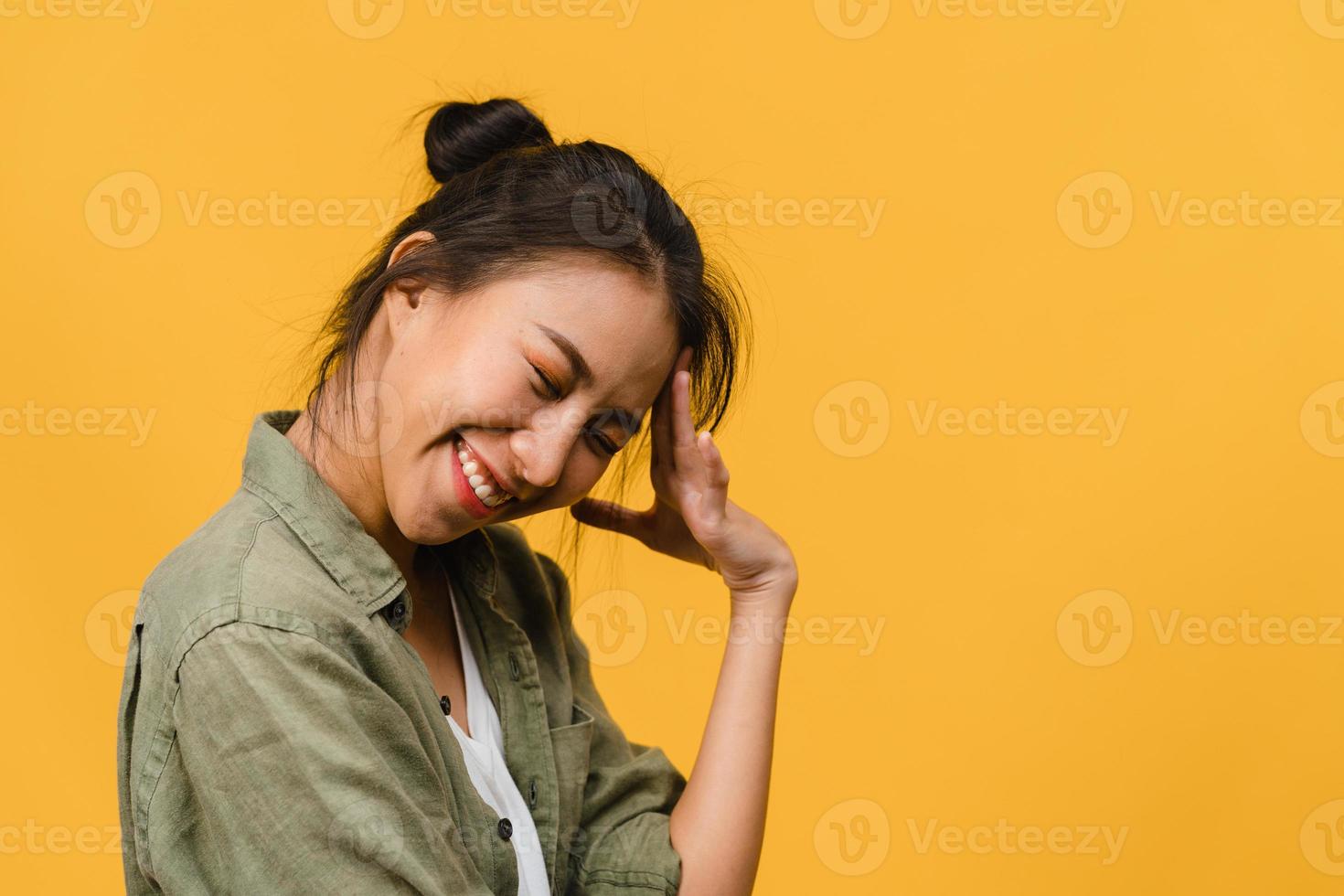 Porträt der jungen asiatischen Dame mit positivem Ausdruck, breit lächeln, in Freizeitkleidung auf gelbem Hintergrund gekleidet. glückliche entzückende frohe frau freut sich über erfolg. Gesichtsausdruck Konzept. foto