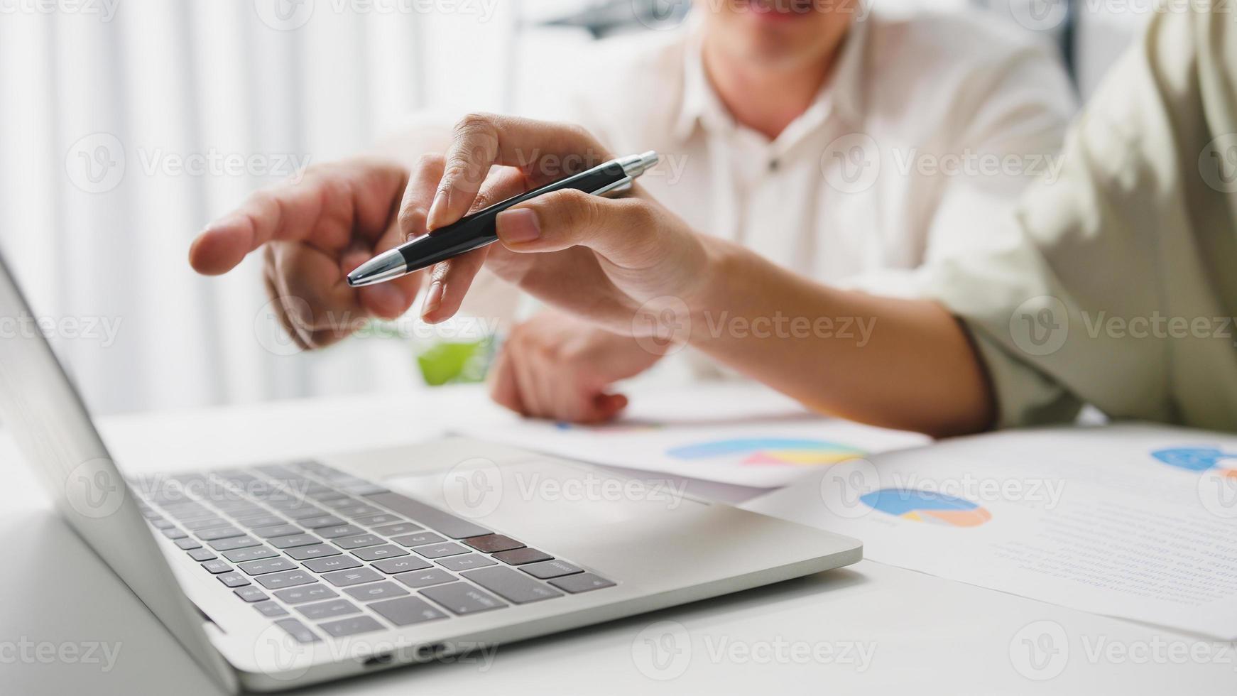 kollaborativer Prozess multikultureller Geschäftsleute mit Laptop-Präsentation und Kommunikationstreffen, Brainstorming-Ideen über neue Projektkollegen, die Erfolgsstrategie für den Arbeitsplan im Home-Office arbeiten. foto