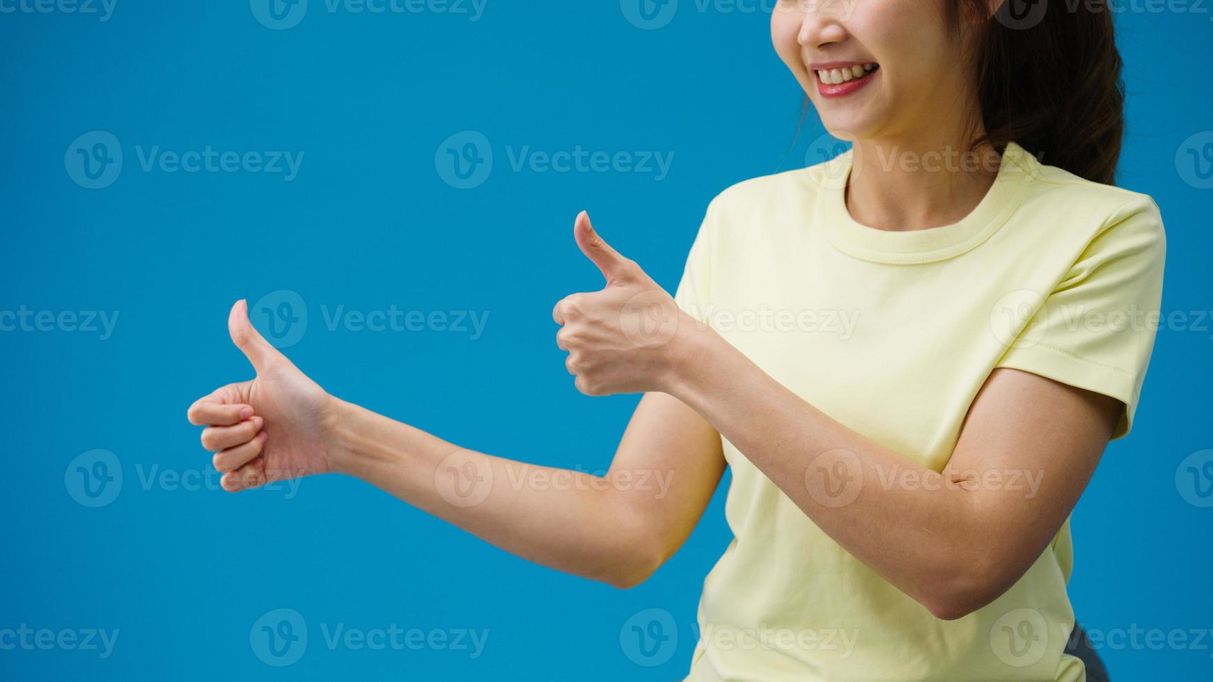 junge Frau Hand zeigt Daumen hoch Zeichen mit den Fingern auf blauem Hintergrund im Studio isoliert. Kopieren Sie Platz für einen Text, eine Nachricht für die Werbung. Werbefläche, Mock-up-Werbeinhalte. foto
