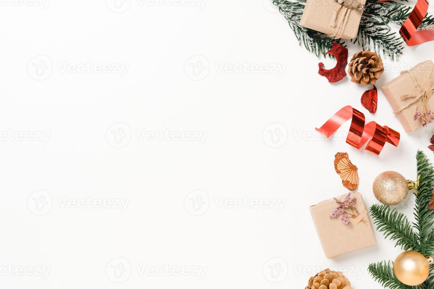 minimale kreative flache Lage von traditioneller Weihnachtskomposition und Neujahrsferienzeit. Draufsicht Winterweihnachtsdekorationen auf weißem Hintergrund mit Leerzeichen für Text. Raumfotografie kopieren. foto