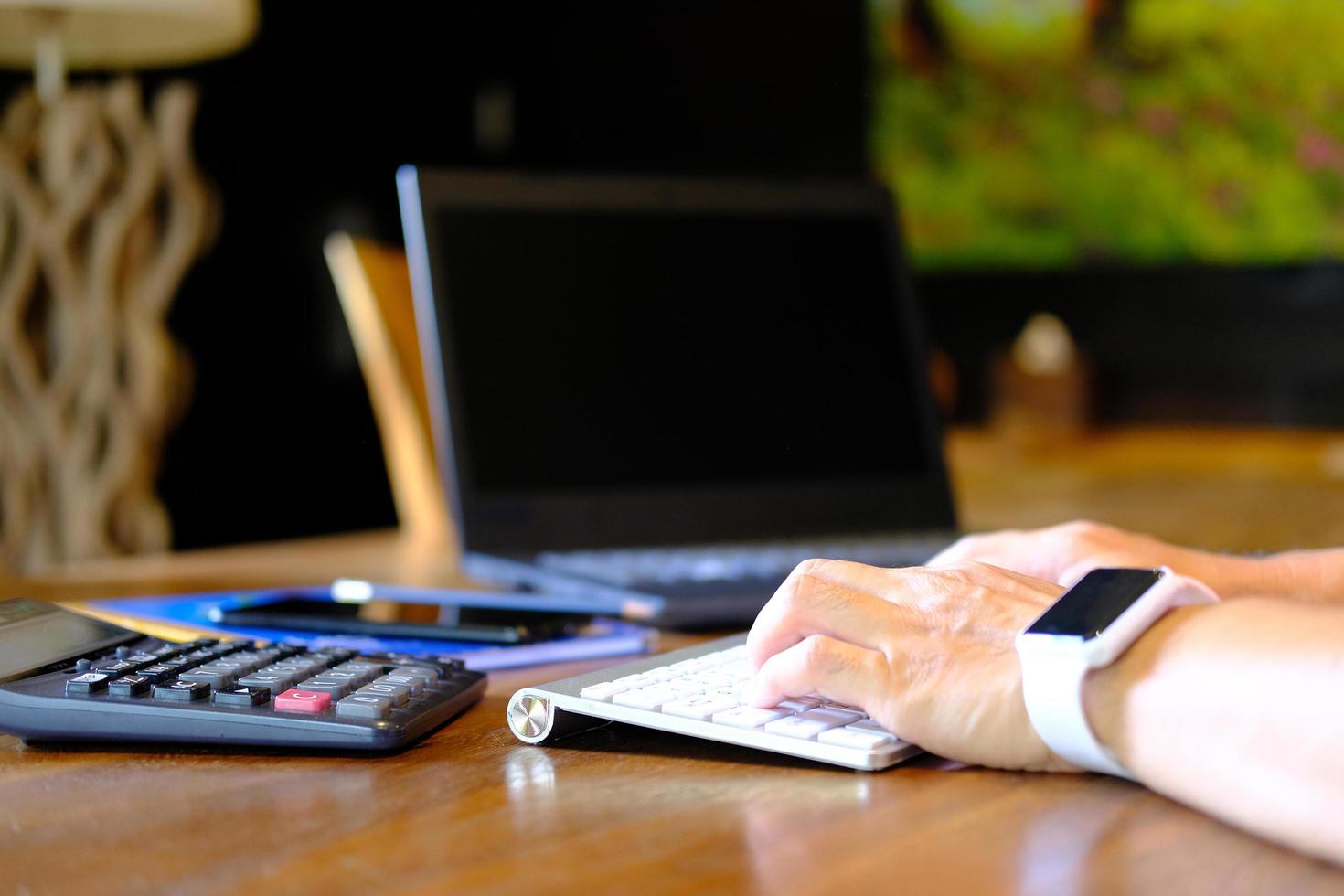 Mannhand, die an Laptop-Computer auf Tisch und Heimquarantäne arbeitet, neue Normalität foto