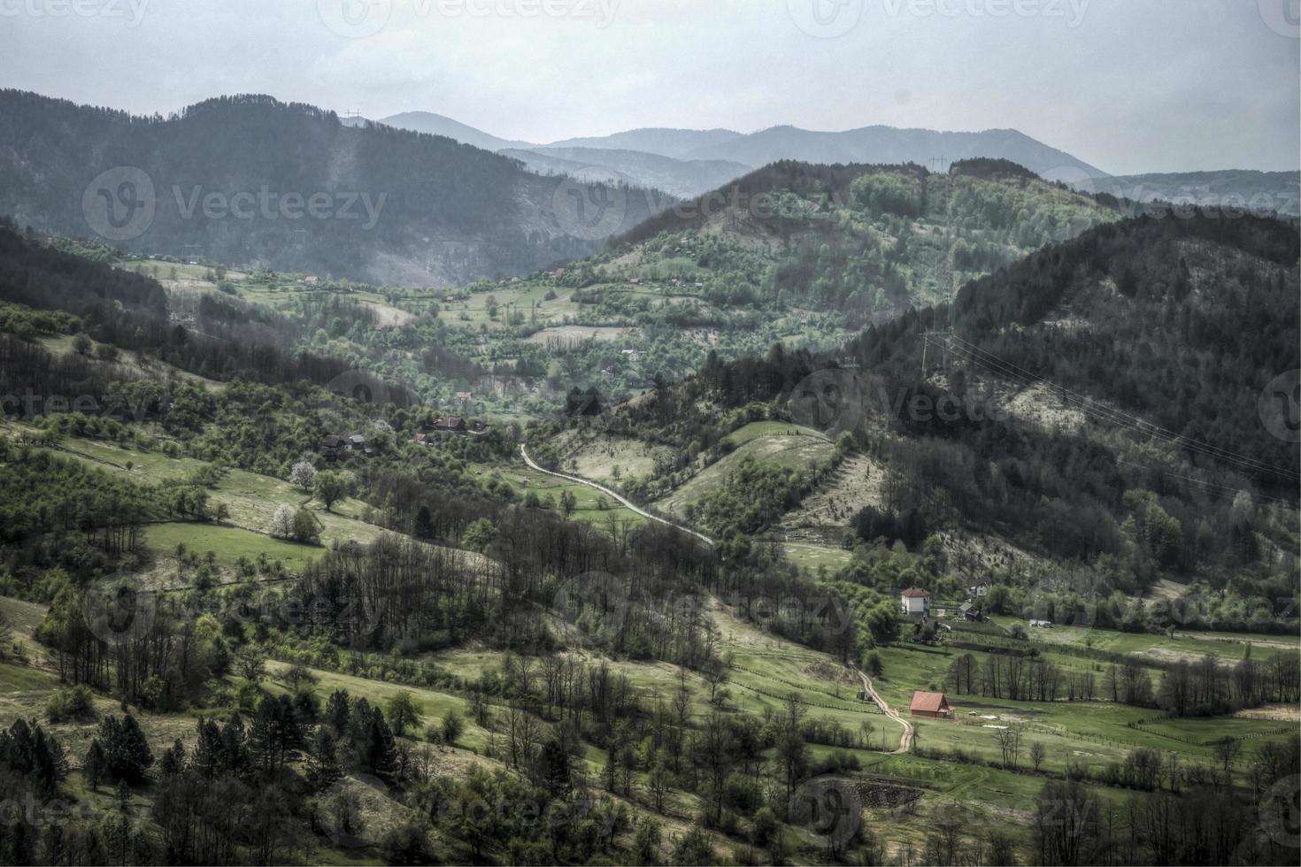 schöne aussicht auf die mokra gora landschaft im frühling foto