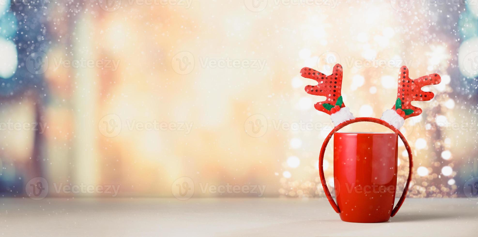 anler über rote tasse weihnachtskonzept foto