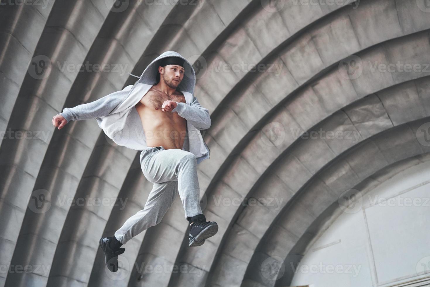 der Typ im Park unter freiem Himmel übt Parks, hohes Adrenalin. foto