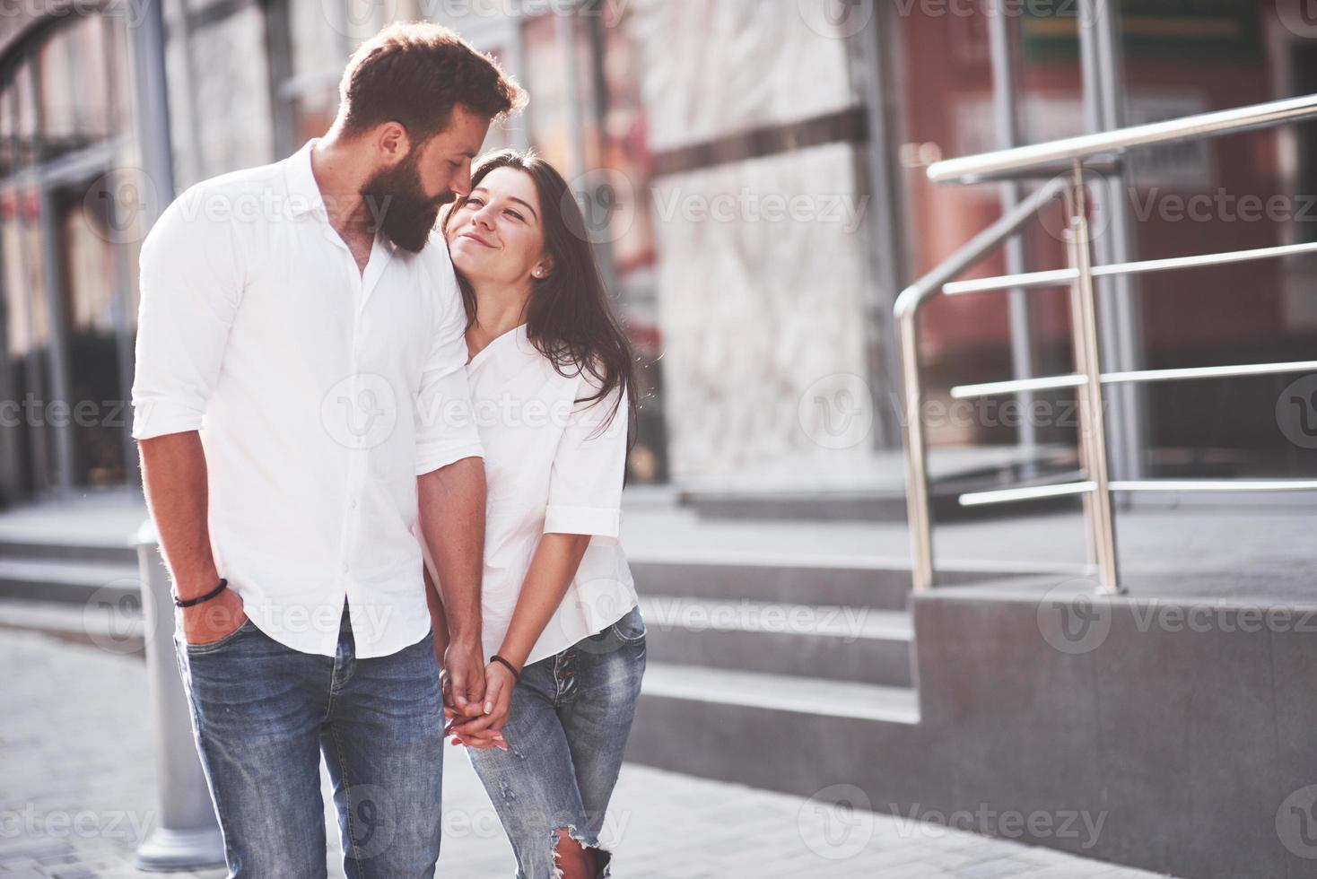 Schönes glückliches Paar, das sich auf der Stadtstraße umarmt. Lifestyle-Konzept Liebe und Romantik foto