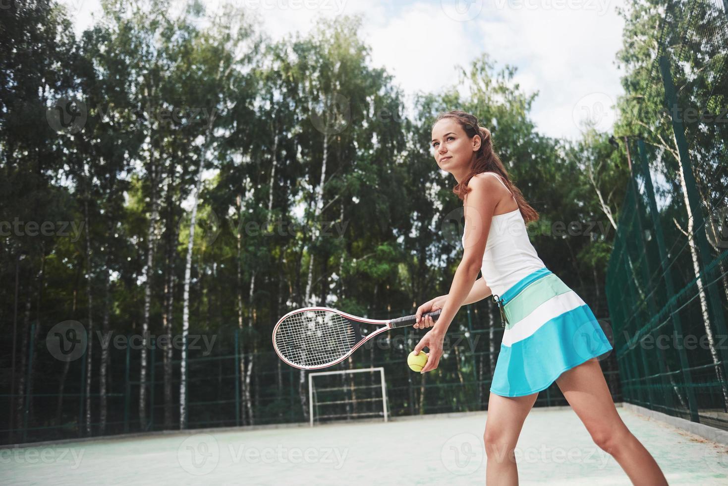 Porträt eines jungen Tennisspielers, der für einen Aufschlag bereit steht. foto