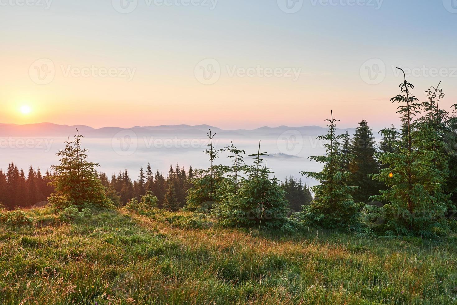 Sonnenuntergang in der Berglandschaft. dramatischer Himmel. Karpaten der Ukraine Europa foto