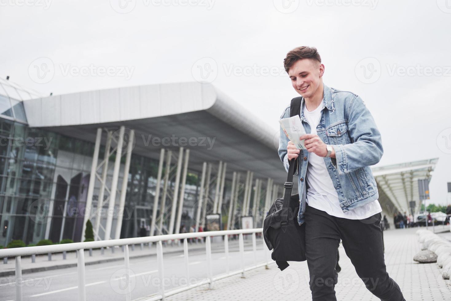 Foto eines jungen Mannes vor einer aufregenden Fahrt am Flughafen.