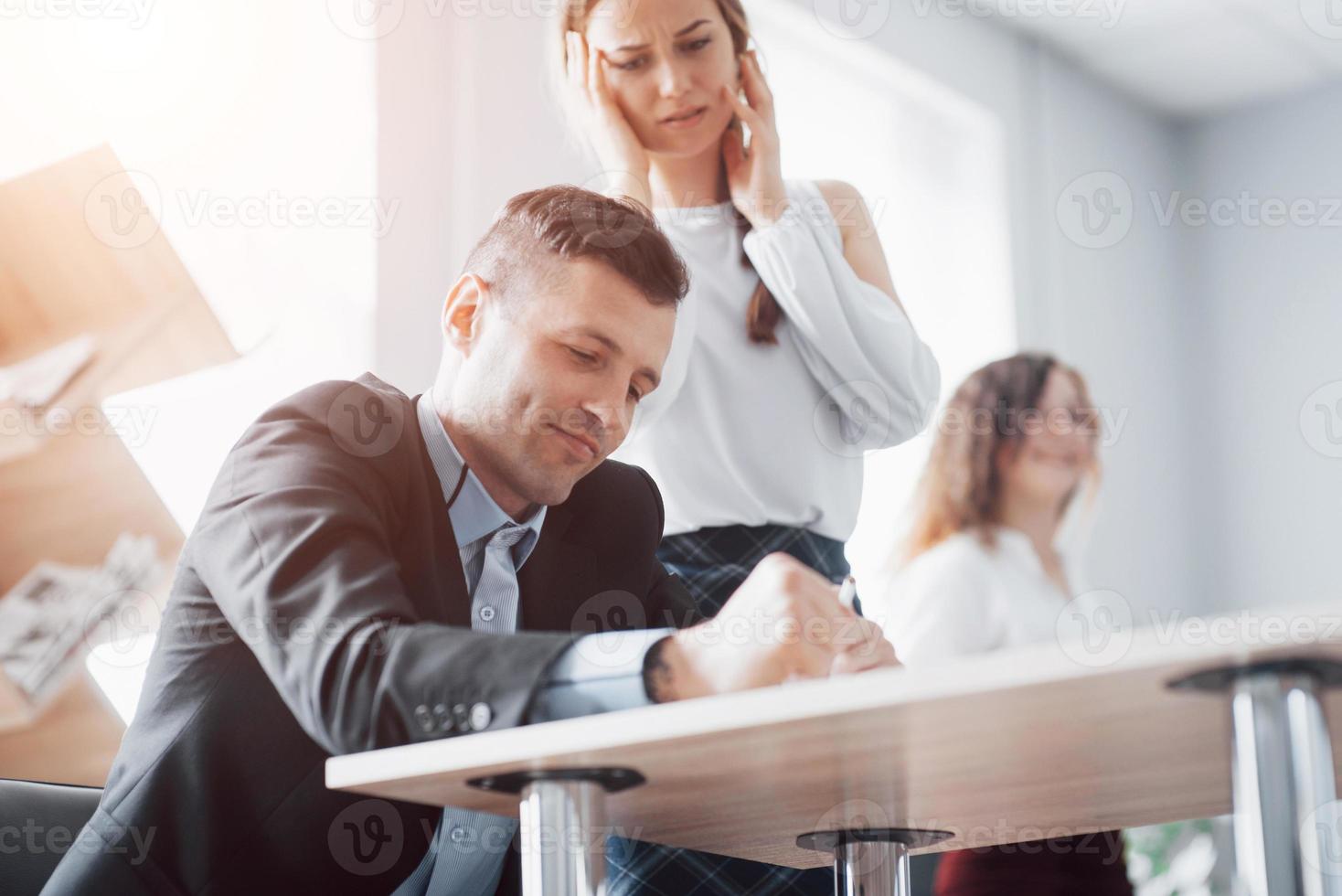 Auswahl eines Bewerbers, der in einem schönen, geräumigen Büro interviewt wird foto