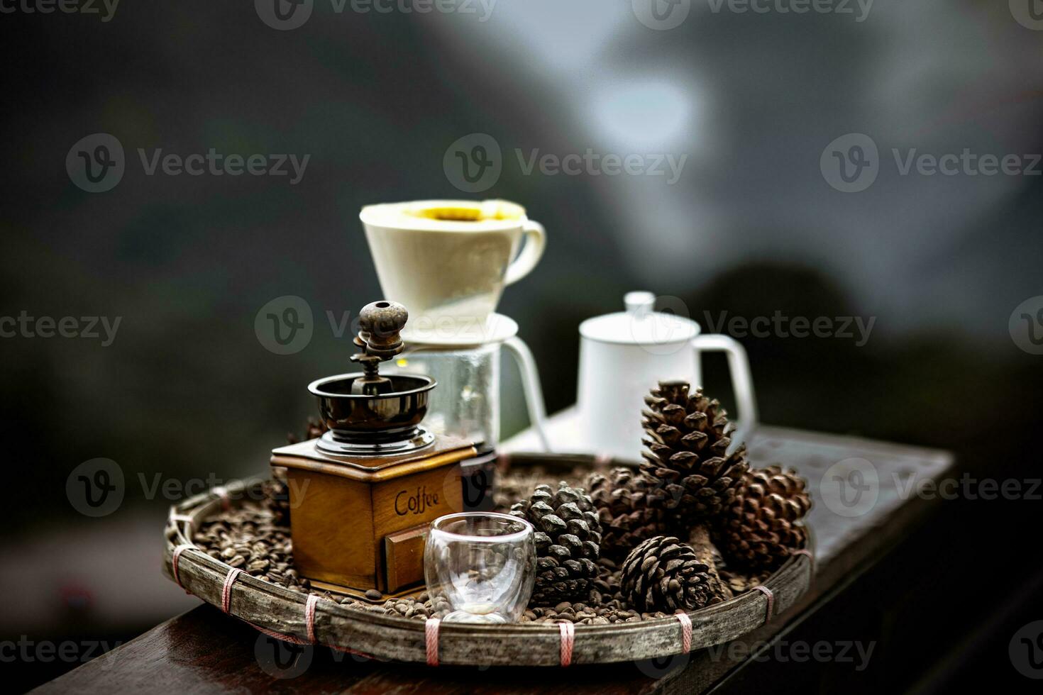 Maschine heiß Kaffee Maschine brauen ein Kaffee im Kaffee Geschäft, Gießen von Kaffee Maschine. foto