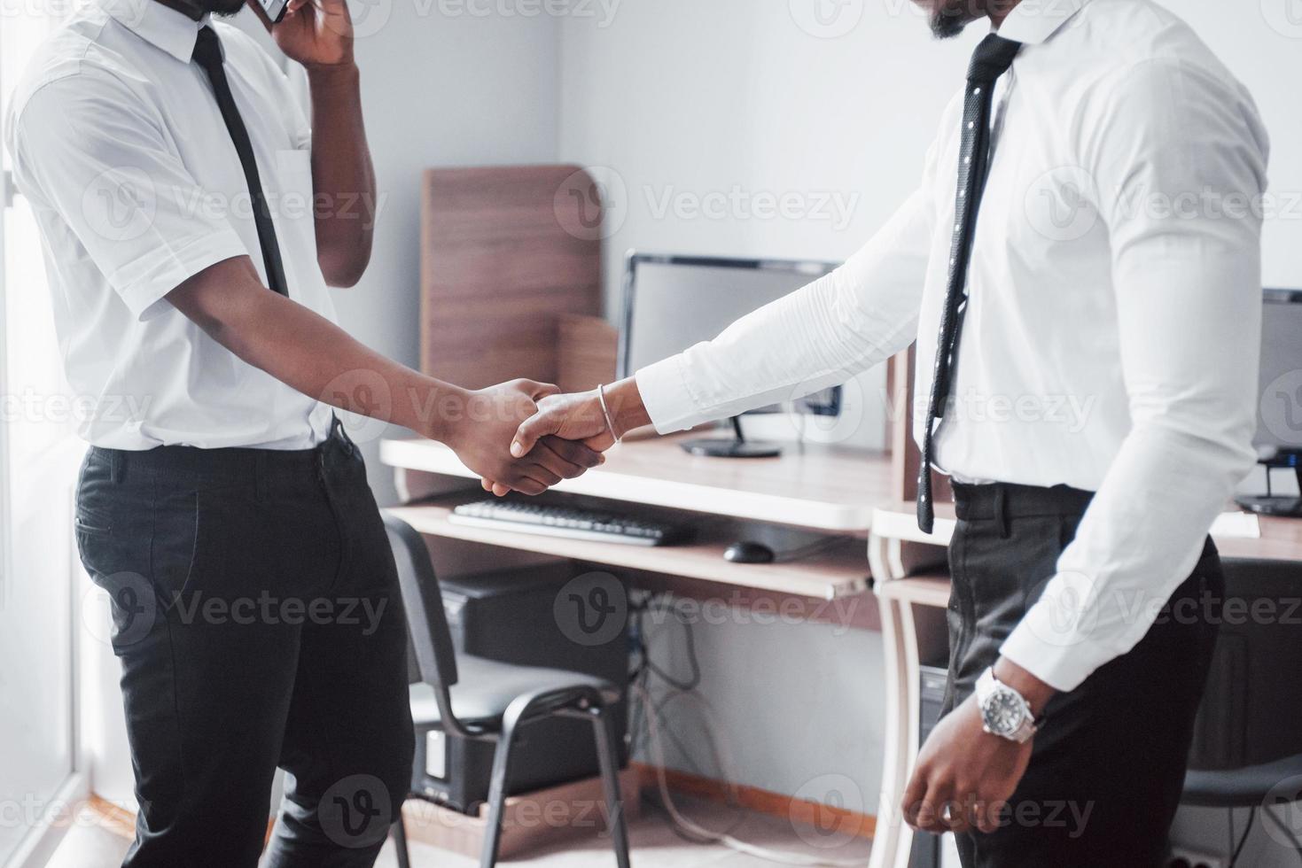 geschäftspartnerschaftskonzept. Foto von zwei Geschäftsmann-Handshake-Prozess. erfolgreicher Deal nach tollem Meeting