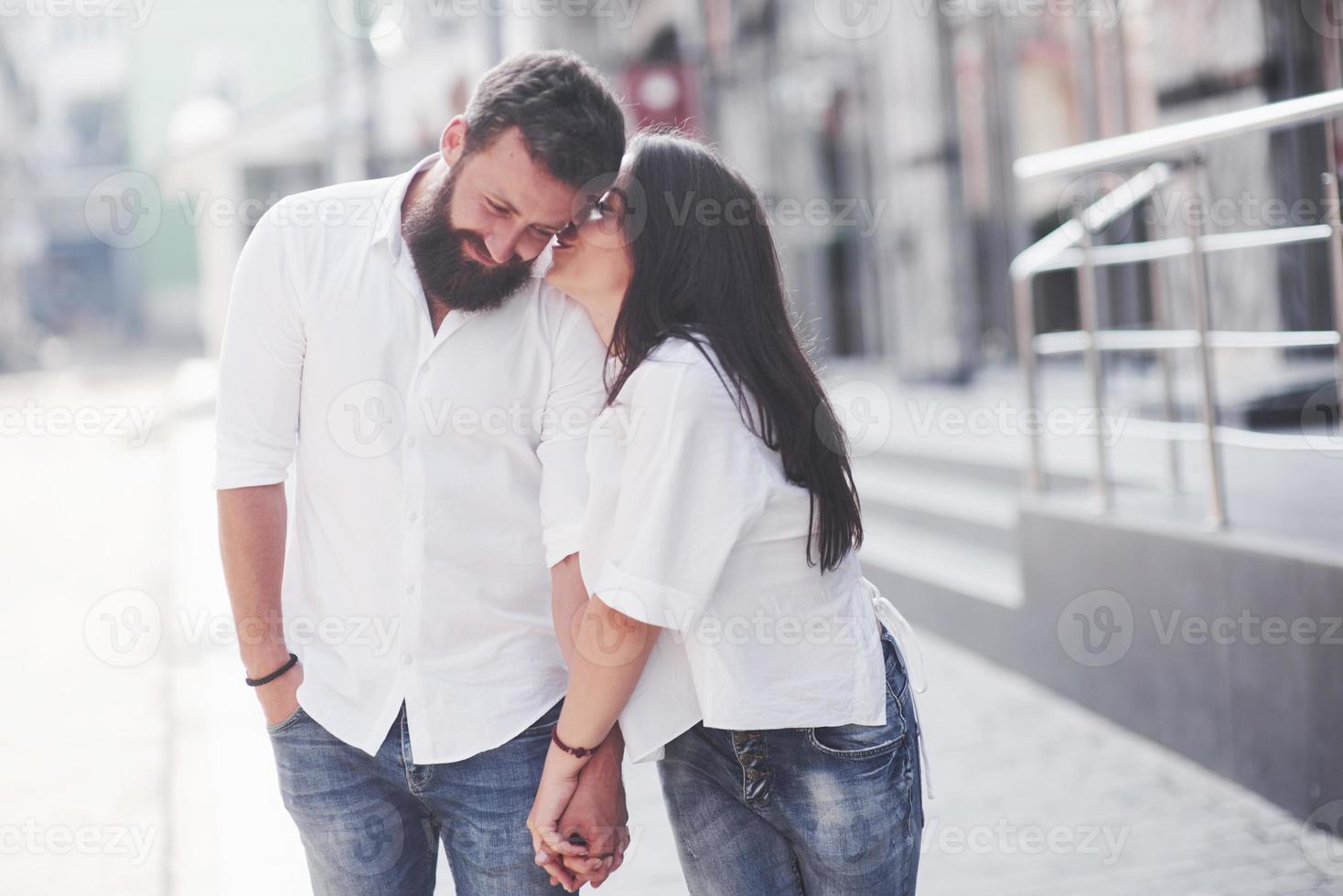 Schönes glückliches Paar, das sich auf der Stadtstraße umarmt. Lifestyle-Konzept Liebe und Romantik foto