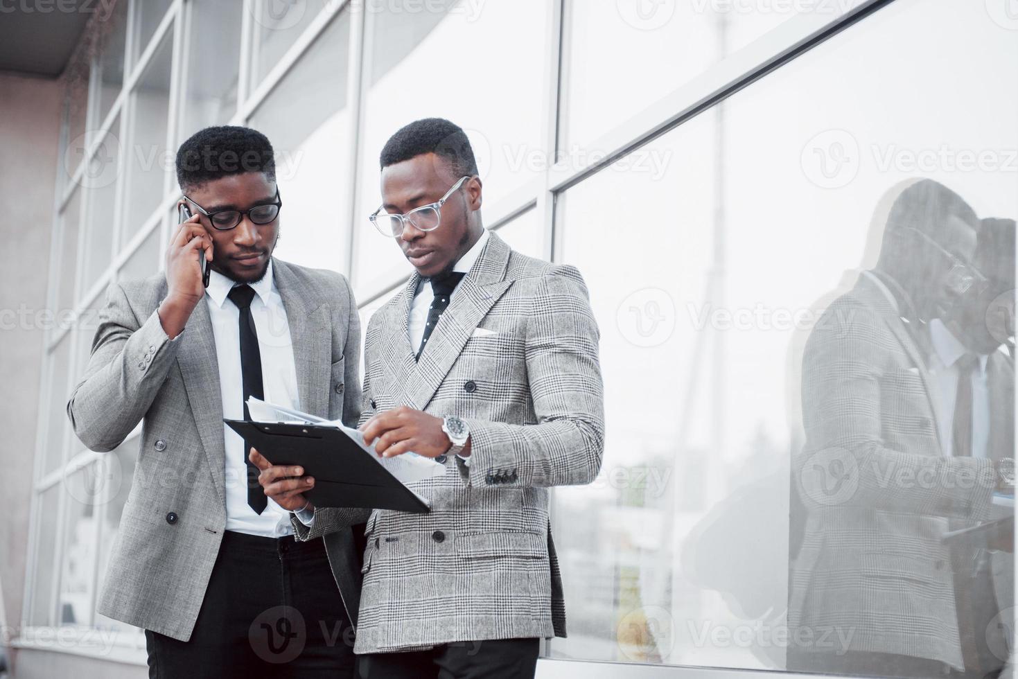 Unternehmenskommunikation. zwei fröhliche Geschäftsleute, die miteinander reden und ein Projekt besprechen foto