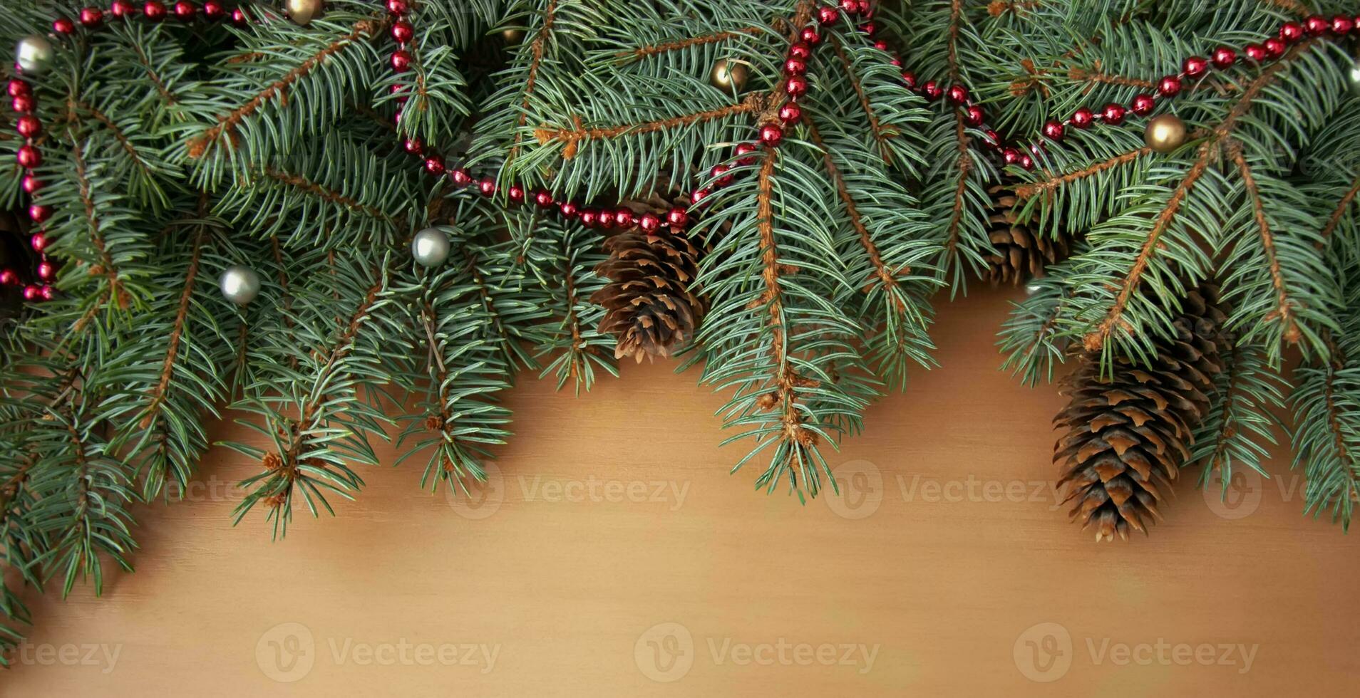 Weihnachten Baum Geäst, Zapfen und Rosa Perlen auf ein hölzern Textur foto