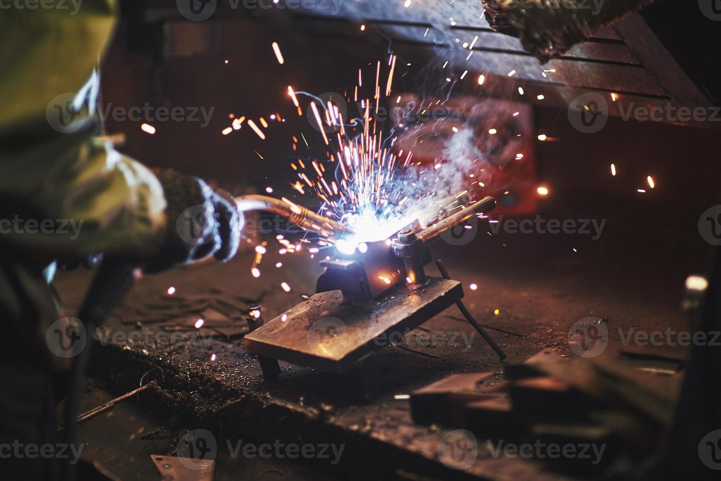Schweißarbeiter in der Industriefabrik. Schweißen oder Schweißmeister schweißen den Stahl foto