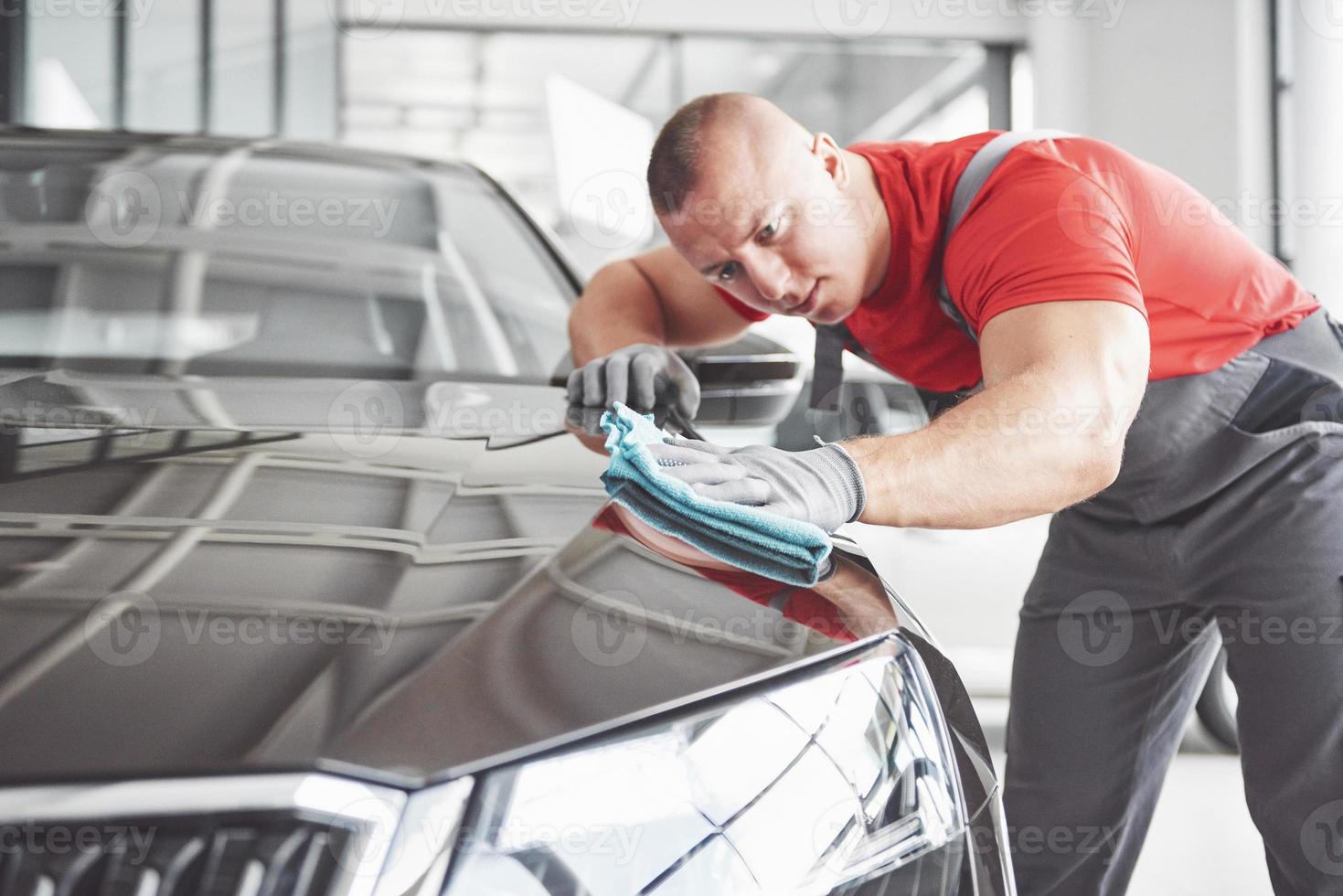 professionelle Reinigung und Autowäsche im Autohaus foto