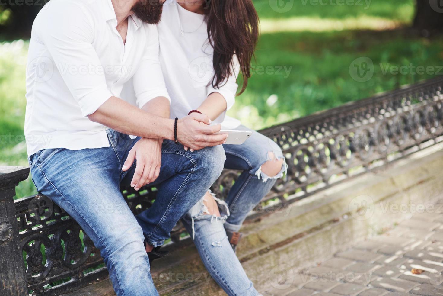 romantisches Paar, das Momente des Glücks im Park genießt. Lifestyle-Konzept Liebe und Zärtlichkeit foto