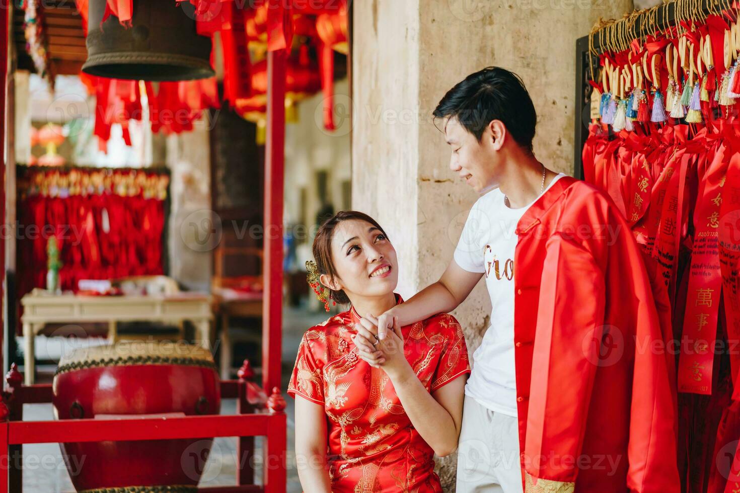 glückliches junges asiatisches paar in chinesischen traditionellen kleidern foto