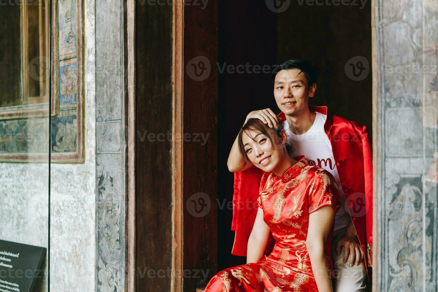 glückliches junges asiatisches paar in chinesischen traditionellen kleidern foto