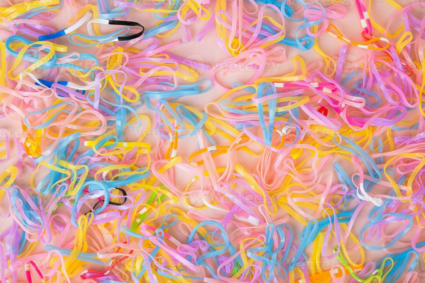 bunt elastisch Gummi Bands isoliert auf Rosa Hintergrund. bunt Kinder- Haar Bands, flexibel, gemacht von Abs Gummi. foto