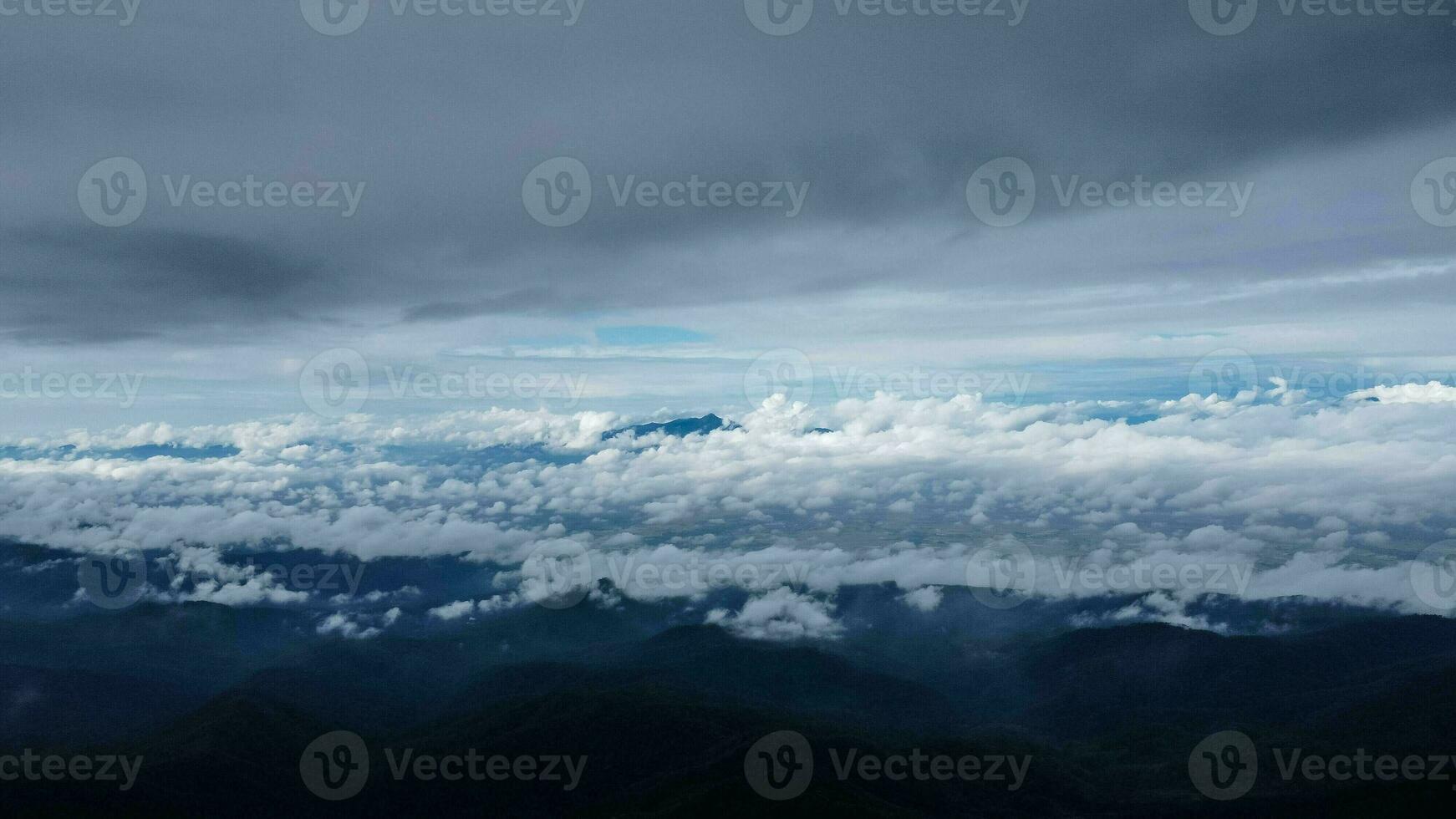 Antenne Aussicht von tropisch Wald mit Nebel im das Morgen. oben Aussicht von Drohne von schön Berg tropisch Wald während Winter im Thailand. natürlich Landschaft Hintergrund. foto