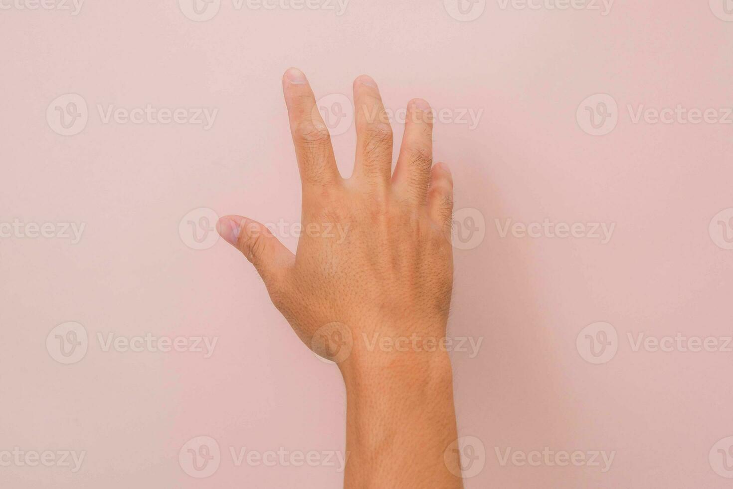 schließen oben von männlich Hand erreichen aus bereit zu Hilfe oder erhalten isoliert auf Rosa Hintergrund. Portion Hand ausgestreckt zum Erlösung. foto