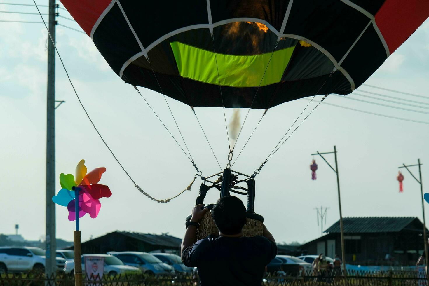 Gas Brenner weht oben heiß Luft Ballon. schleppend Bewegung Szene von Flammen steigend und aufblasen heiß Luft Luftballons. vorbereiten zum ein Ballon Flug foto