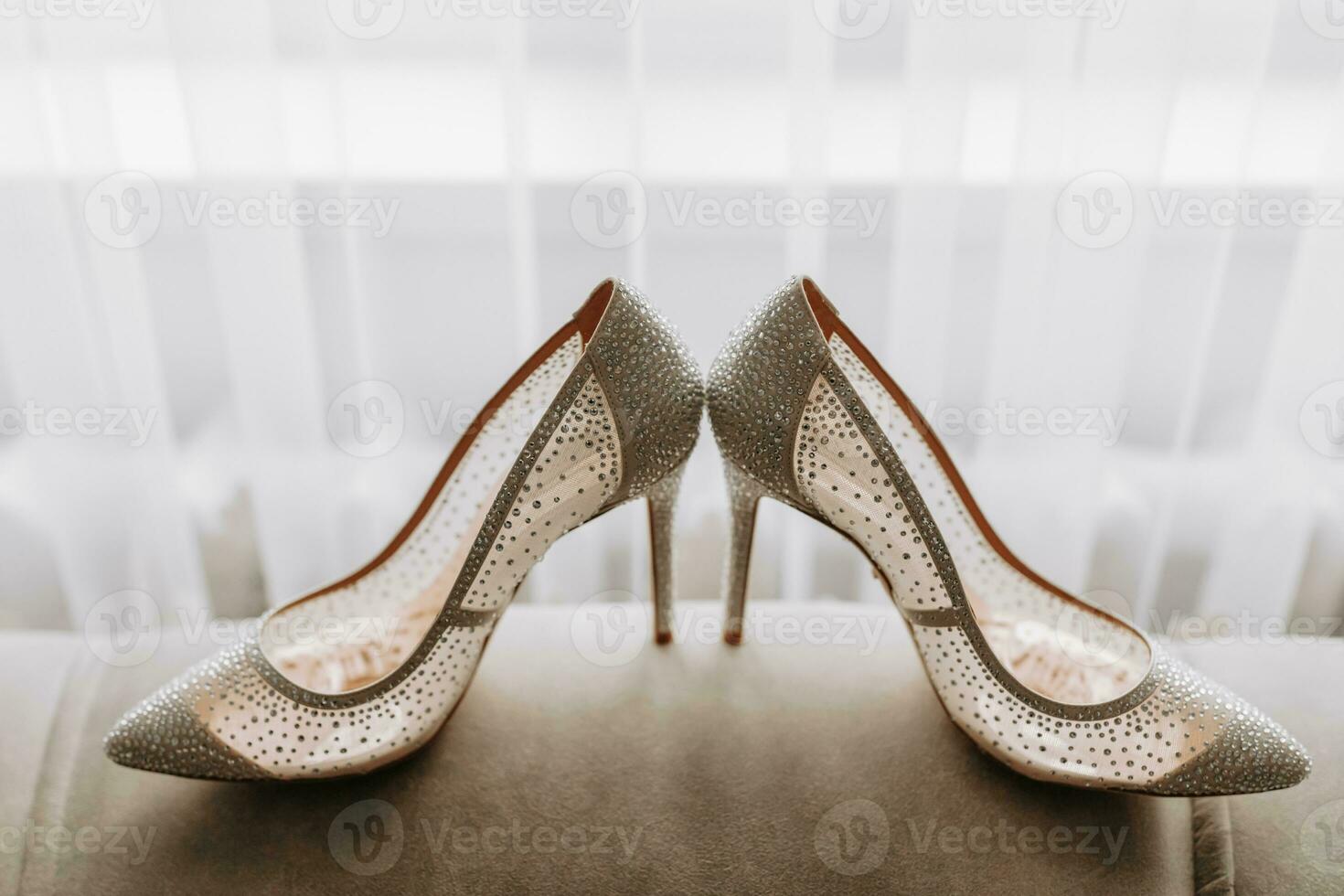 modisch, Hochzeit, Damen hochhackig Schuhe von Beige Farbe auf ein Weiß Hintergrund foto