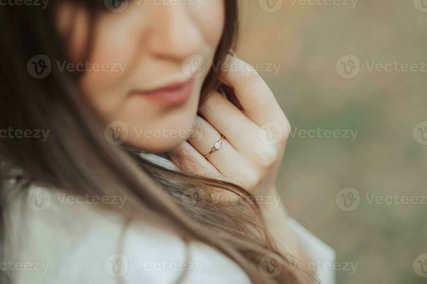 Herbst Stimmung, Selbstverbesserung, Wege zu Sein glücklich und gesund im Herbst. Umarmung Leben, Gesundheit und Wohlbefinden. das Schönheit von ein Frau während Schwangerschaft foto