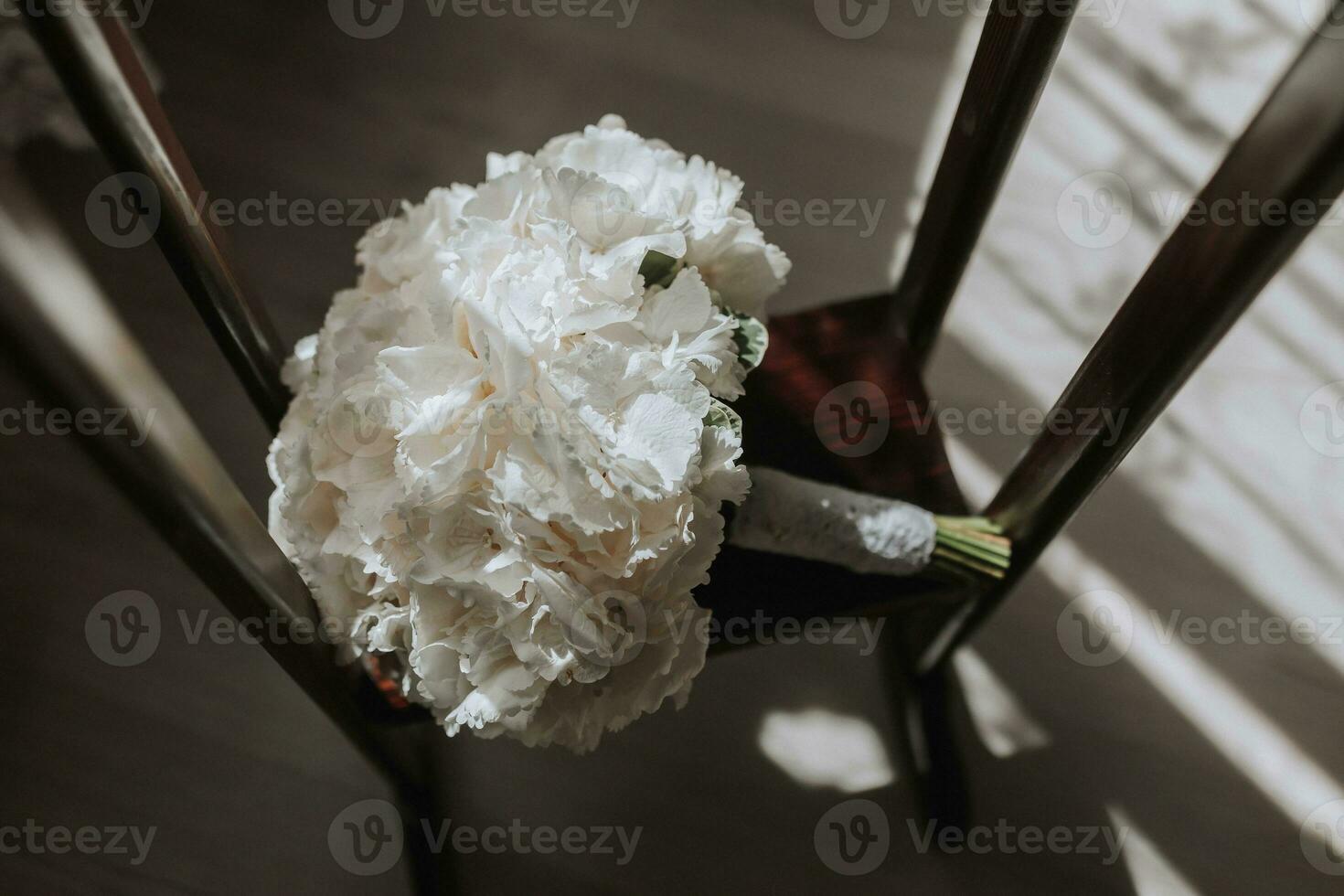 Hochzeit Strauß von Weiß Hortensie Blumen auf ein hölzern Stand foto