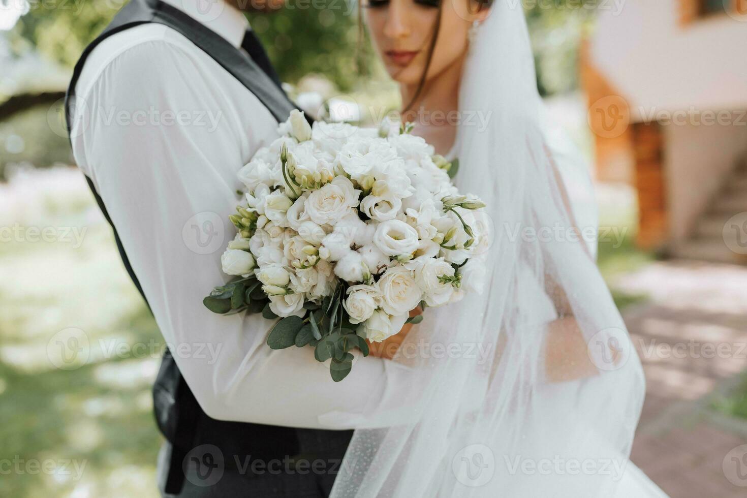 Hochzeit Strauß im das Hände von das Braut und Bräutigam. Betonung auf das Hochzeit Strauß, das Braut ist aus von Fokus foto